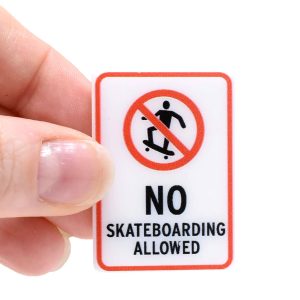 NO SKATEBOARDING SIGN